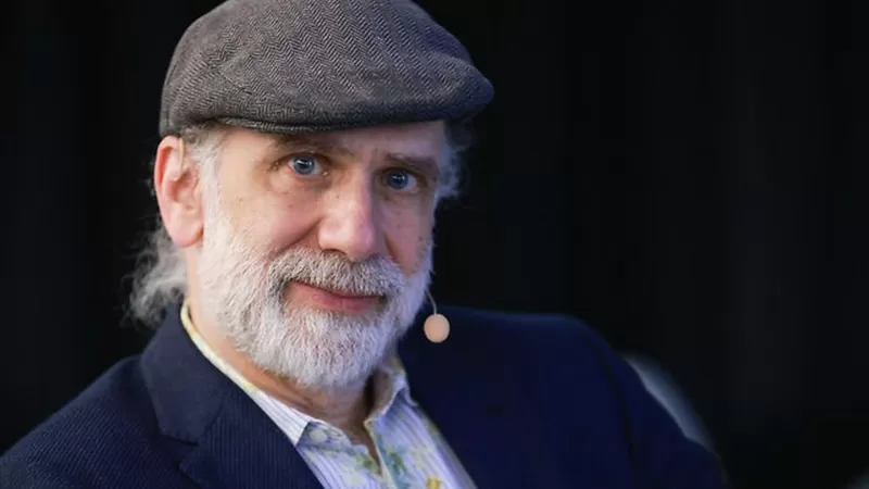Bruce Shcneier enseña sobre tecnología y seguridad en prestigiosas instituciones como la Universidad de Harvard en Estados Unidos.